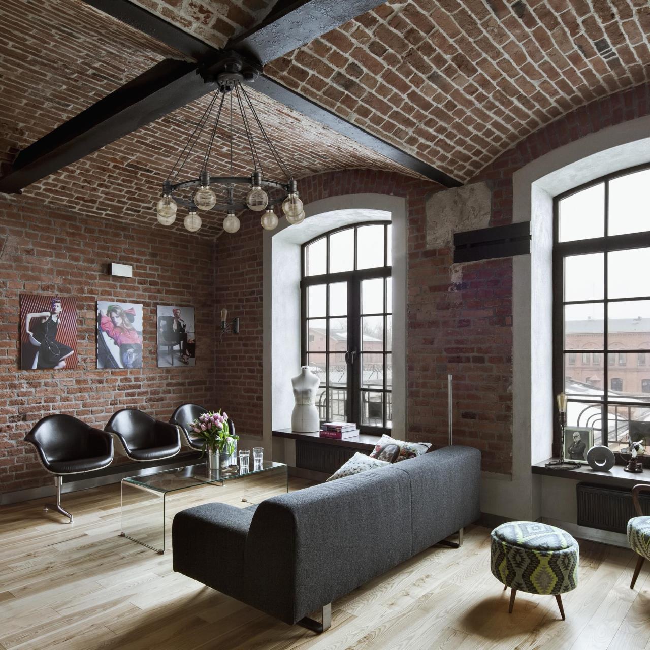 Пример кирпичной стены в интерьере